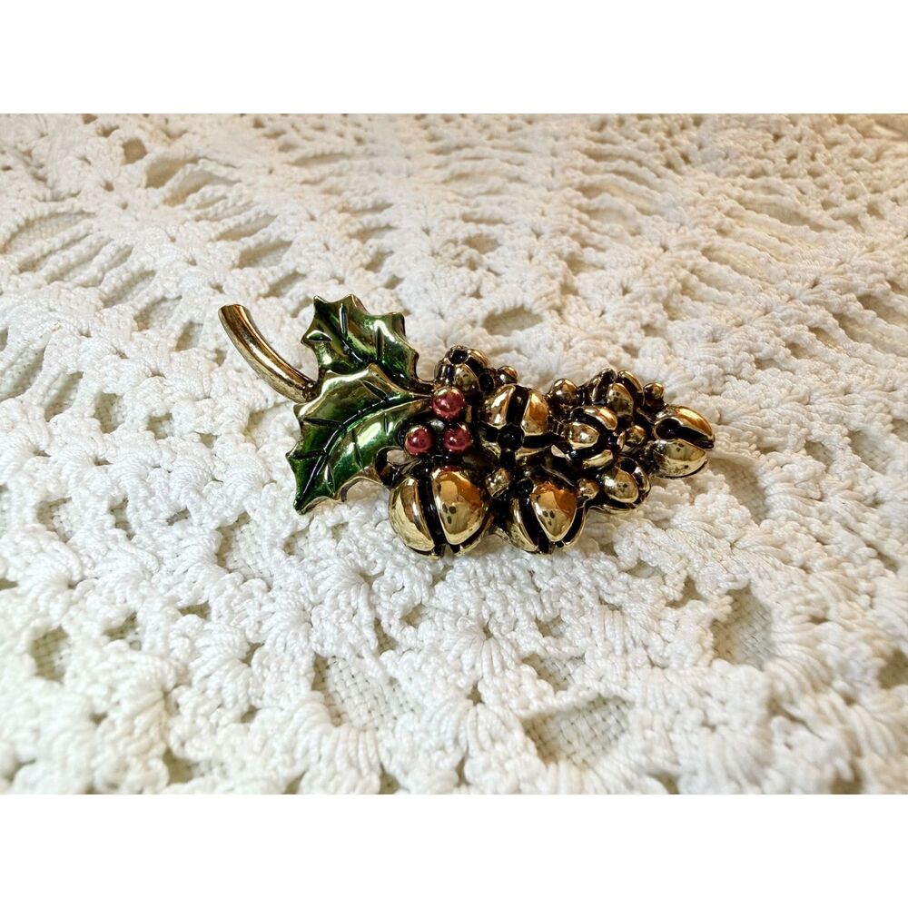 Vintage Signed Gerrys Christmas Jingle Bells Holly Leaf Enamel Brooch Pin